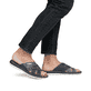 Blaue Rieker Herren Pantoletten 25199-14 mit der Komfortweite G 1/2. Schuh am Fuß.