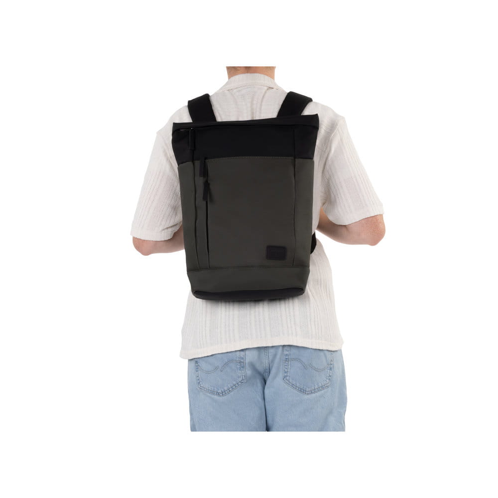Sac à dos Rieker H5101-54 vert avec fermeture éclair, compartiment rembourré pour ordinateur portable et bretelles ajustable. Porté.