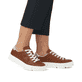 Braune Rieker Damen Sneaker Low N5906-24 mit einer Schnürung. Schuh am Fuß.