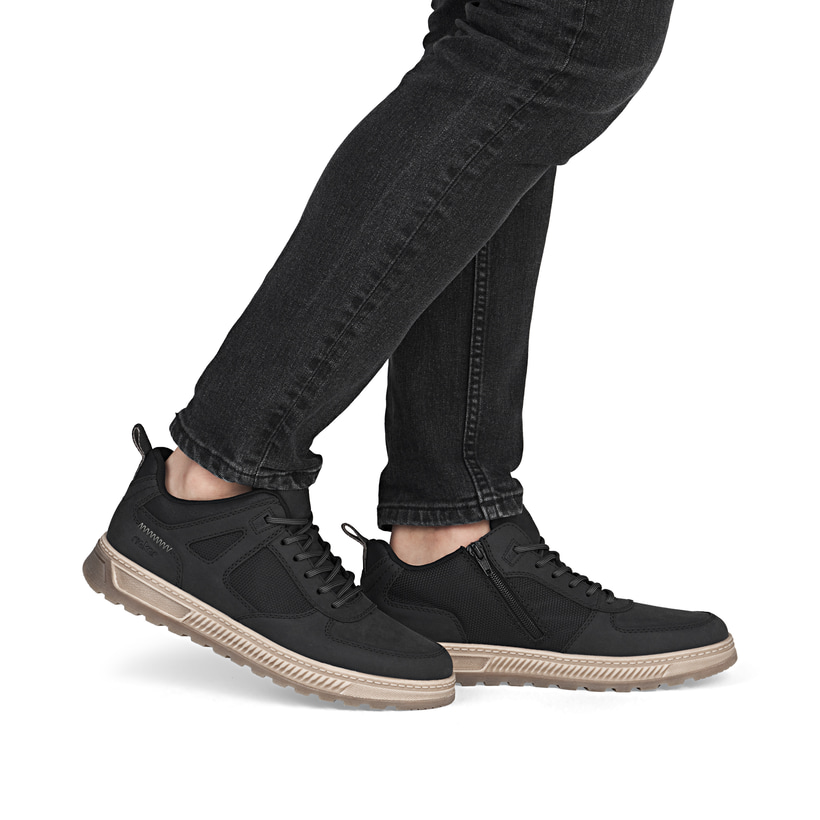 Schwarze Rieker Herren Schnürschuhe 37004-00 mit einem Reißverschluss. Schuh am Fuß.