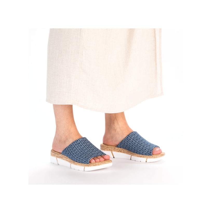 Schieferblaue Rieker Damen Pantoletten V2377-14 mit Buchstabenmuster. Schuh am Fuß.