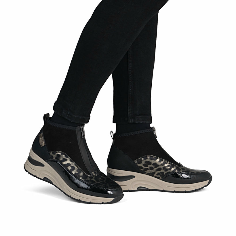 Schwarze Rieker Damen Sneaker High N9362-00 mit Leo-Print sowie Reißverschluss. Schuh am Fuß.