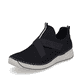 Blaue Rieker Damen Slipper 51556-14 mit einem Elastikeinsatz. Schuh seitlich schräg.