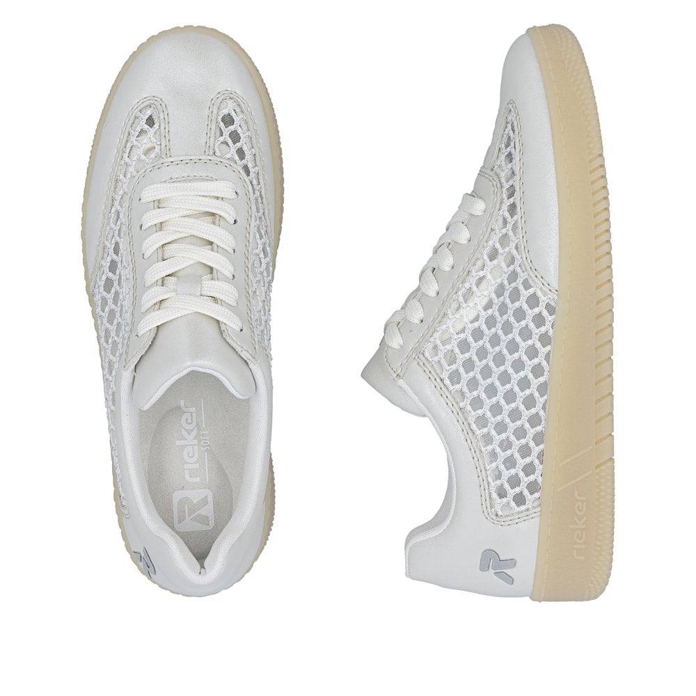 Beige Rieker Damen Sneaker Low M5521-90 mit metallischem Finish sowie Schnürung. Schuh von oben, liegend.