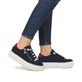Blaue Rieker Damen Sneaker Low M1911-14 mit einem Reißverschluss. Schuh am Fuß.