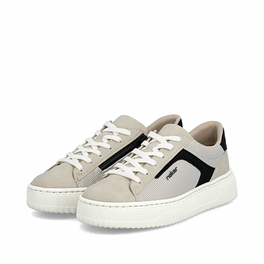 Beigeschwarze Rieker Damen Sneaker Low N9900-60 mit einem Reißverschluss. Schuhpaar seitlich schräg.