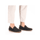 Blaue Rieker Herren Slipper 09555-14 mit Elastikeinsatz sowie Löcheroptik. Schuh am Fuß.