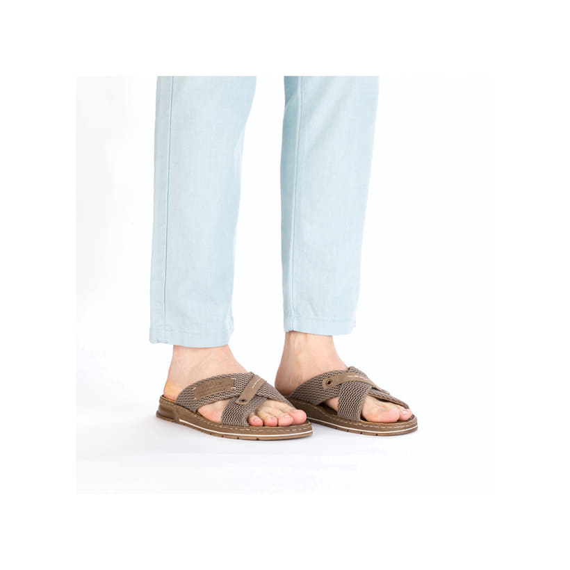 Beige Rieker Herren Pantoletten 21239-64 mit Komfortweite G sowie leichter Sohle. Schuh am Fuß.