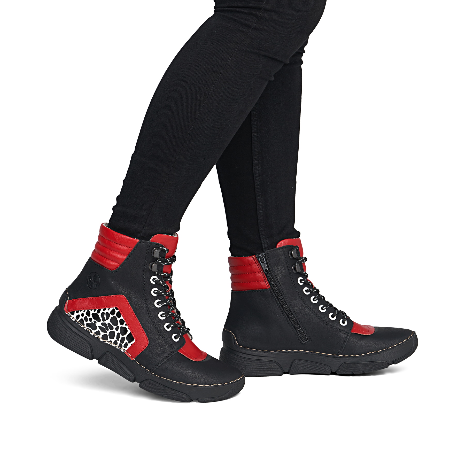 Bottes à lacets Rieker noires pour femmes 45904-00 avec motif saisissant. Chaussure au pied.
