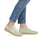 Grüne Rieker Damen Sneaker Low W2200-52 mit Schnürung sowie abriebfester Sohle. Schuh am Fuß.