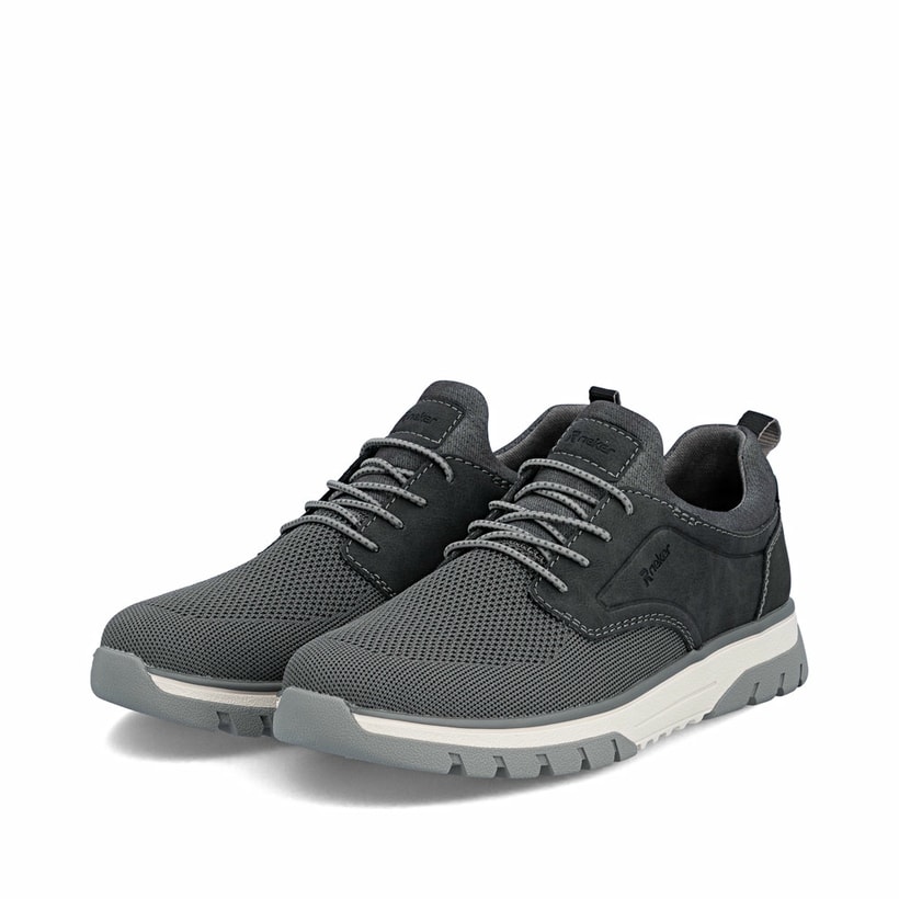 Schwarze Rieker Herren Slipper B9352-00 mit einem Gummizug sowie Extraweite H. Schuhpaar seitlich schräg.