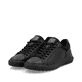 Schwarze Rieker Herren Sneaker Low U1100-00 mit Schnürung sowie flexibler Sohle. Schuhpaar seitlich schräg.