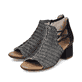 Schwarze Rieker Riemchensandaletten 64697-00 mit einem Reißverschluss. Schuhpaar seitlich schräg.