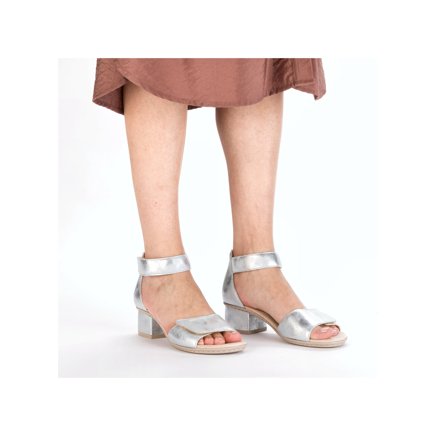 Blaue Rieker Riemchensandaletten 64960-12 mit einem Klettverschluss. Schuh am Fuß.