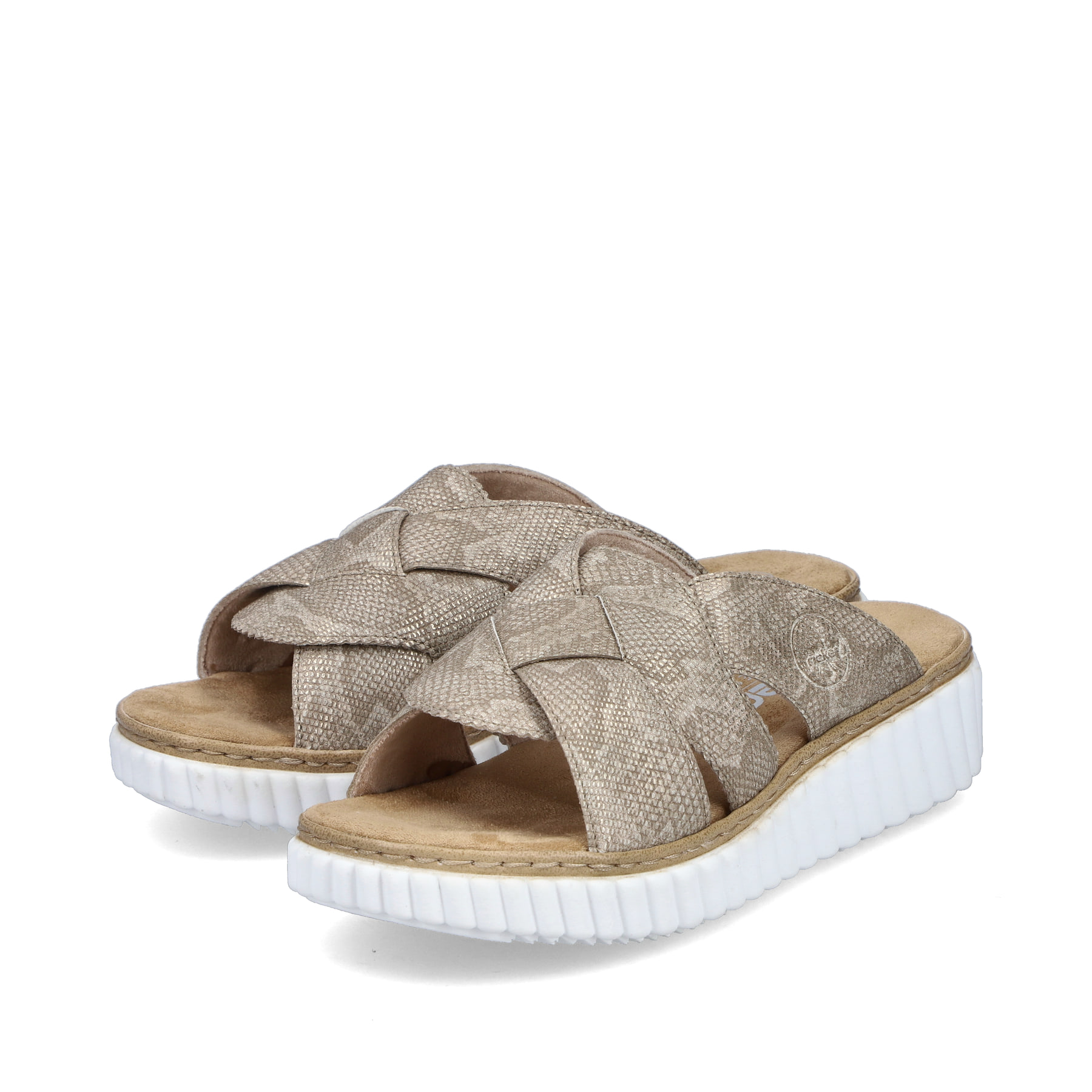 Beige Rieker Damen Pantoletten 63280-64 mit der Extraweite H. Schuhpaar seitlich schräg.