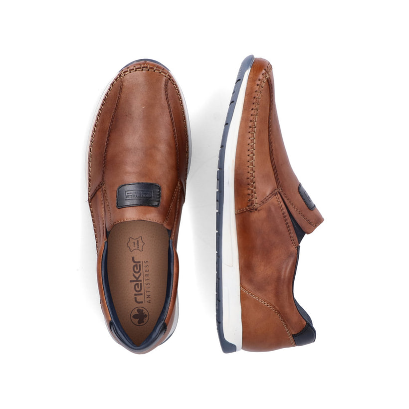 Braune Rieker Herren Slipper 11962-25 aus Glattleder mit modernen Ziernähten. Schuh von oben, liegend.