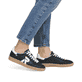 Schwarze Rieker Damen Sneaker Low W2200-00 mit einer Schnürung. Schuh am Fuß.