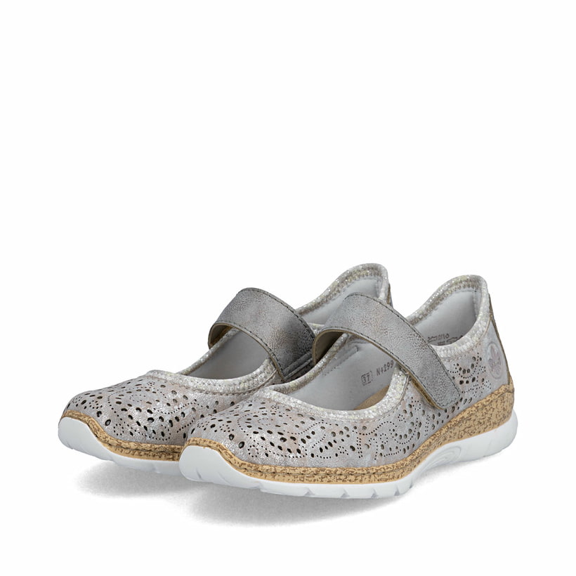 Beige Rieker Ballerinas N4299-90 mit metallischem Finish sowie Klettverschluss. Schuhpaar seitlich schräg.