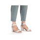 Silberne Rieker Riemchensandaletten 64654-40 mit einem Klettverschluss. Schuh am Fuß.