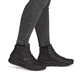 Dunkelrote Rieker Damen Schnürstiefel 71510-30 mit einem Reißverschluss. Schuh am Fuß.