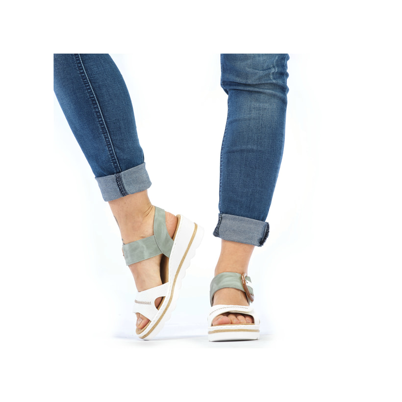 Weiße Rieker Keilsandaletten 67476-81 mit trendigen Schnalle. Schuh am Fuß.