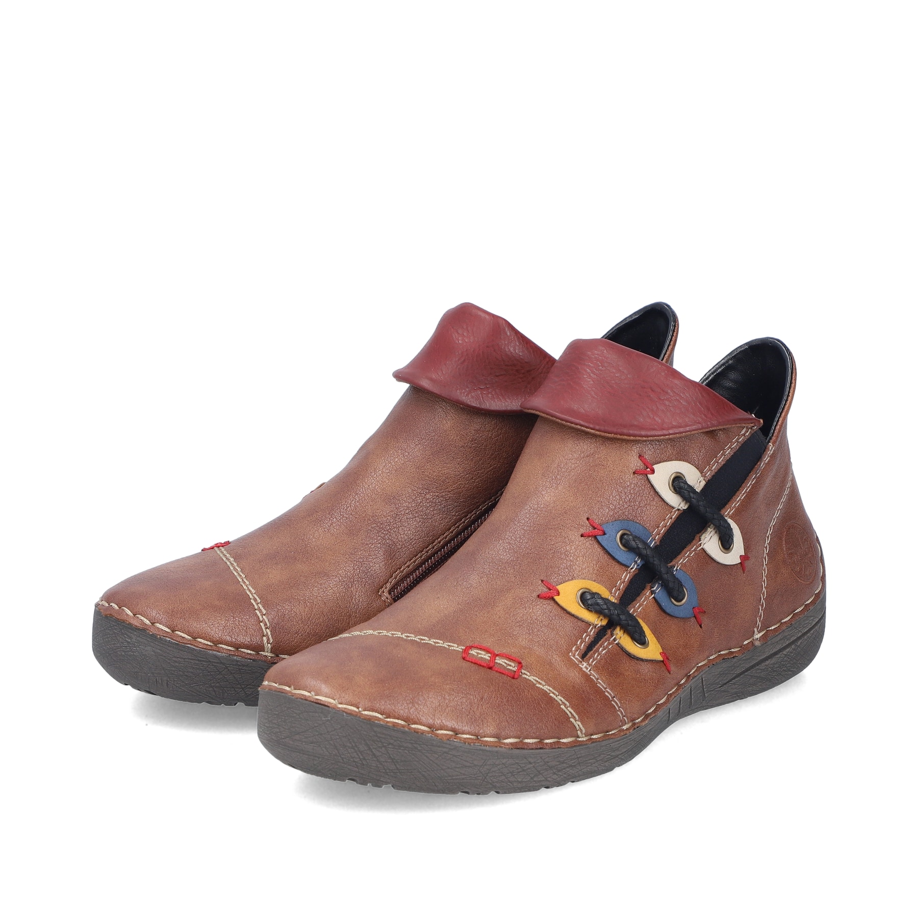 Zimtfarbene Rieker Damen Kurzstiefel 72581-21 mit farbenfrohen Details. Schuhpaar seitlich schräg.