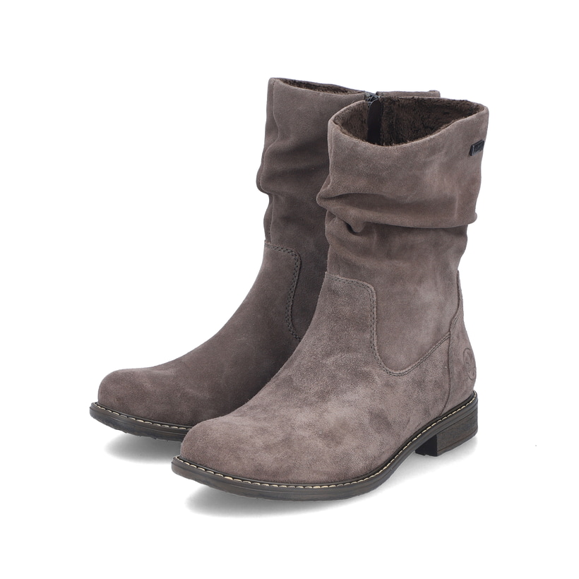 Graue Rieker Damen Kurzstiefel 74874-45 aus Rauleder. Schuhpaar seitlich schräg.