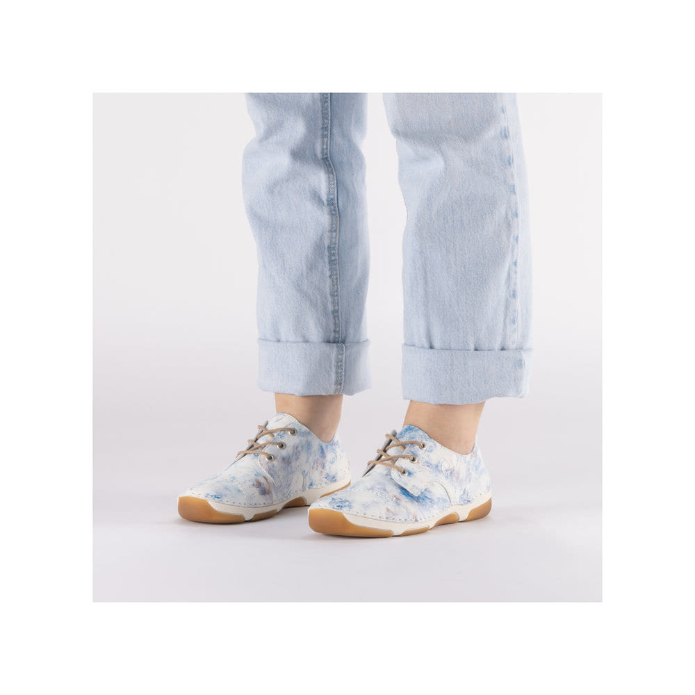 Mehrfarbige Rieker Damen Schnürschuhe 55920-90 mit modernen Ziernähten. Schuh am Fuß.