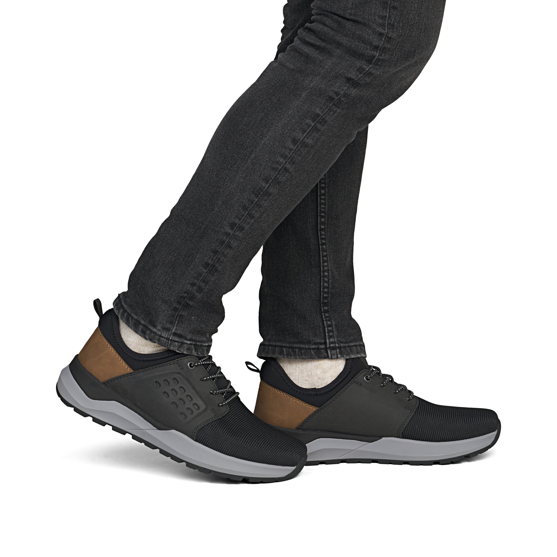 Mocassins Rieker noirs pour hommes 06058-00 avec bande élastique. Chaussure au pied.