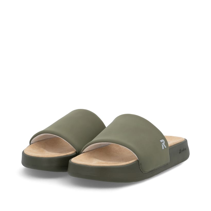 Grüne Rieker Herren Pantoletten U3250-54 mit flexibler und ultraleichter Sohle. Schuhpaar seitlich schräg.
