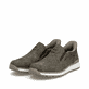 Braungraue Rieker Herren Slipper B9057-25 mit einem Gummizug sowie Extraweite H. Schuhpaar seitlich schräg.