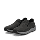 Dunkelgraue Rieker Herren Slipper 11550-45 mit einem Gummizug sowie Extraweite H. Schuhpaar seitlich schräg.