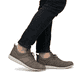 Braune Rieker Herren Slipper 11351-25 mit Gummizug sowie der Komfortweite G 1/2. Schuh am Fuß.