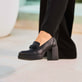 Schwarze Rieker Pumps Y4150-01 mit Deko-Kette sowie der Komfortweite G. Schuh am Model.
