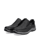 Schwarze Rieker Herren Slipper 03651-00 aus Glattleder. Schuhpaar seitlich schräg.