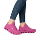 Rosane vegane Rieker Damen Sneaker Low N5202-31 mit einer Schnürung. Schuh am Fuß.