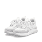 Weiße Rieker Damen Slipper W2503-80 mit Gummizug sowie einer flexiblen Sohle. Schuhpaar seitlich schräg.