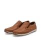 Braune Rieker Herren Slipper 08858-24 mit Gummizug sowie der Komfortweite G 1/2. Schuhpaar seitlich schräg.