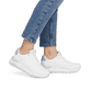 Weiße Rieker Damen Sneaker Low W2502-80 mit Schnürung sowie super leichter Sohle. Schuh am Fuß.