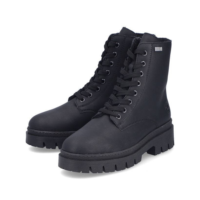 Schwarze Rieker Damen Biker Boots Z9447-00 mit wasserabweisender TEX-Membran. Schuhpaar seitlich schräg.