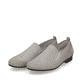 Hellbeige Rieker Ballerinas 51989-64 mit einem Elastikeinsatz sowie Löcheroptik. Schuhpaar seitlich schräg.