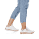 Weiße Rieker Damen Sneaker Low 42505-80 mit super leichter und flexibler Sohle. Schuh am Fuß.