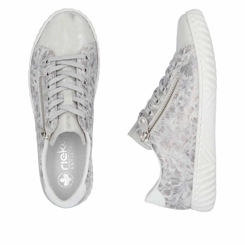 Baskets basses Rieker argent pour femme N0900-90 avec motif floral. Chaussure vue de dessus, couchée.