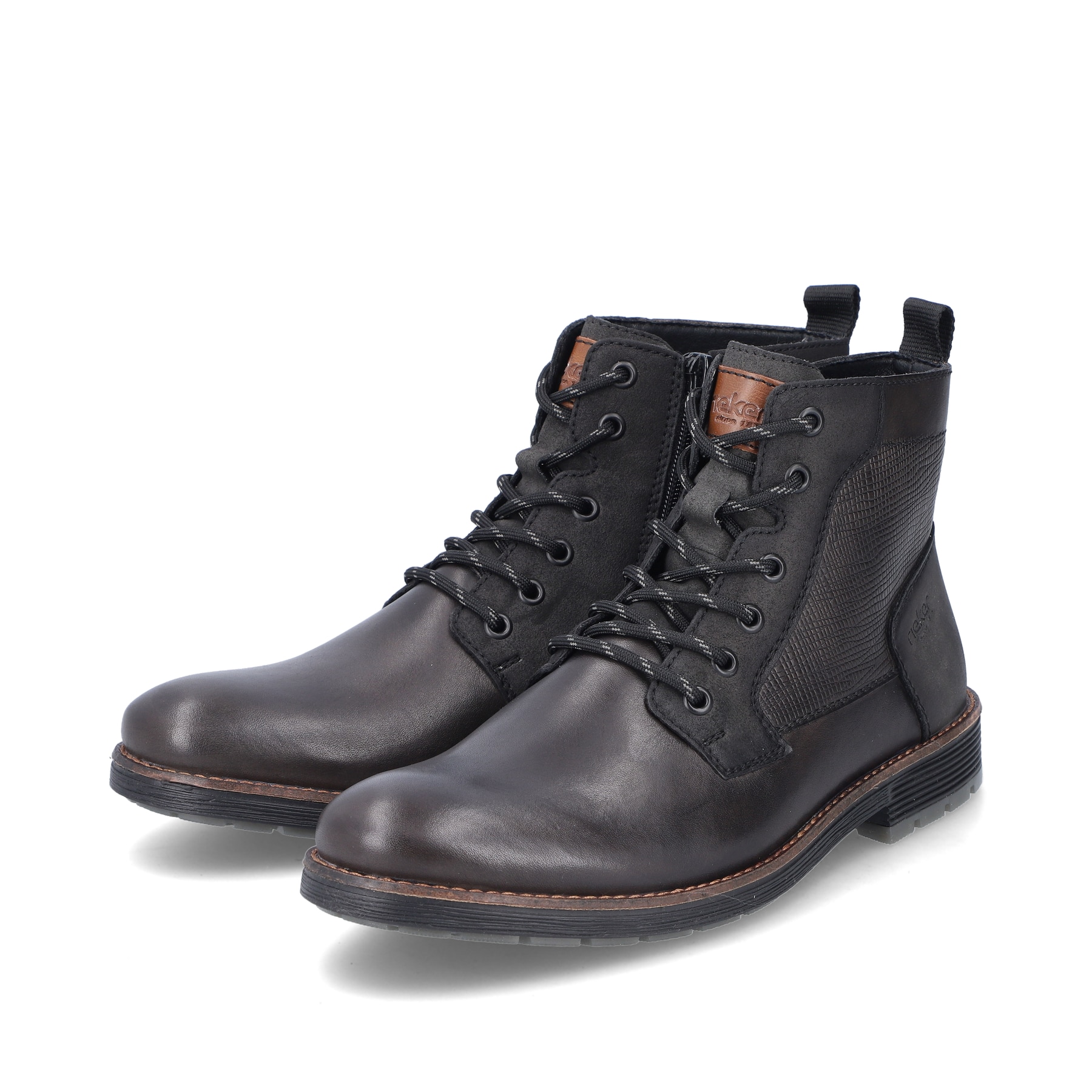 Bottes à lacets Rieker noires foncées F4521-46 avec fermeture éclair. Vue latérale inclinée.