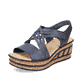 Schieferblaue Rieker Keilsandaletten 68179-14 mit einem Klettverschluss. Schuh seitlich schräg.