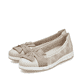 Beige Rieker Ballerinas L3066-60 mit dekorativer Schleife. Schuhpaar seitlich schräg.