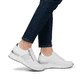 Weiße Rieker Damen Sneaker Low N4322-80 mit Reißverschluss sowie Komfortweite G. Schuh am Fuß.