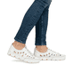 Weiße Rieker Damen Slipper 49956-80, Barfußschuhe mit einem Gummizug. Schuh am Fuß.