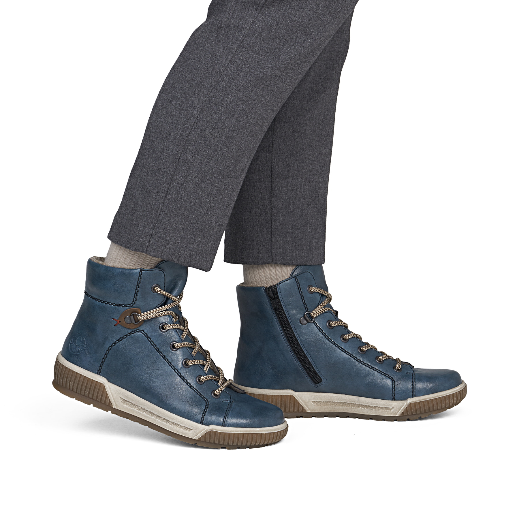 Dunkelblaue Rieker Damen Kurzstiefel N0730-14 mit einem Reißverschluss. Schuh am Fuß.
