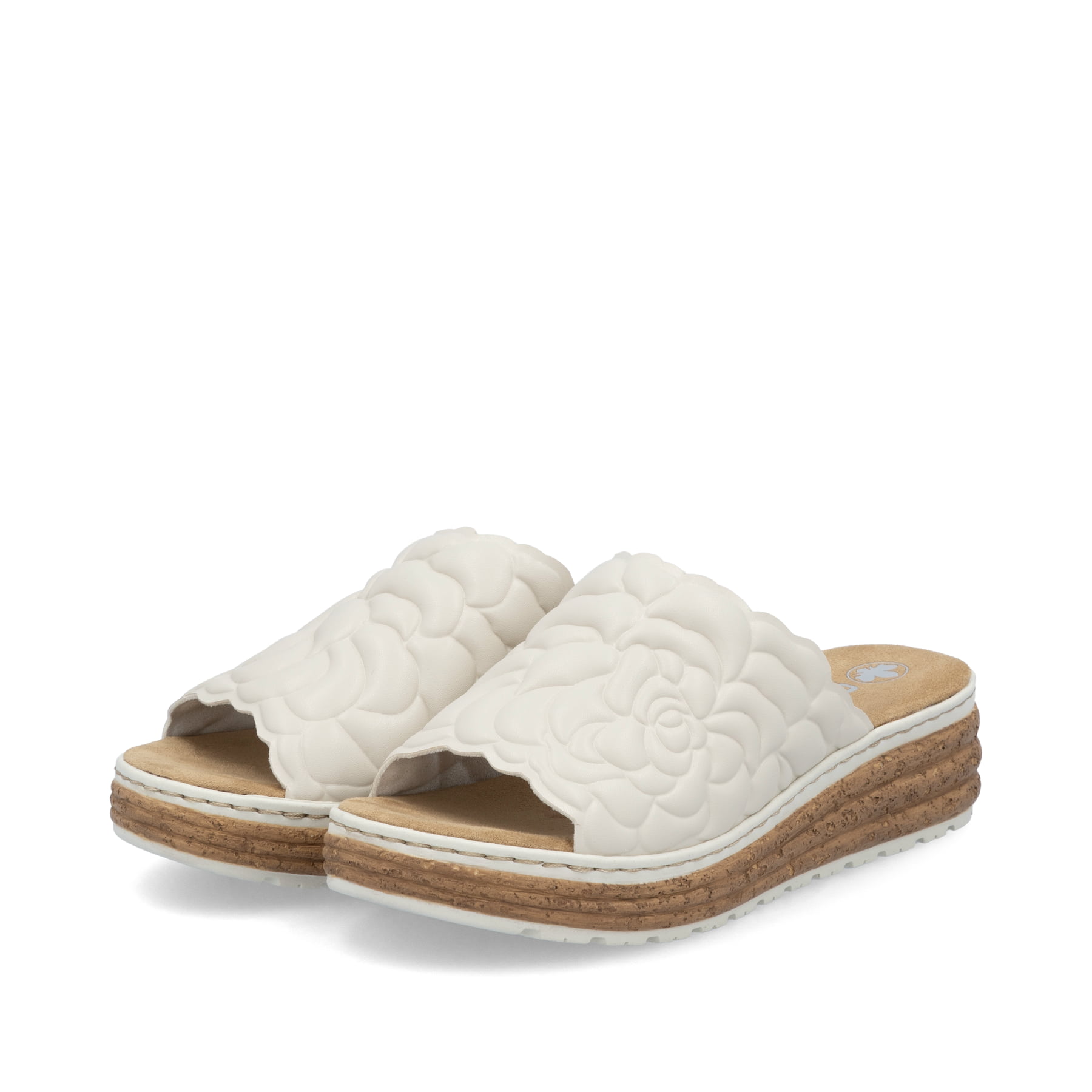 Beige Rieker Damen Pantoletten 62751-60 mit floralem Muster sowie Extraweite H. Schuhpaar seitlich schräg.